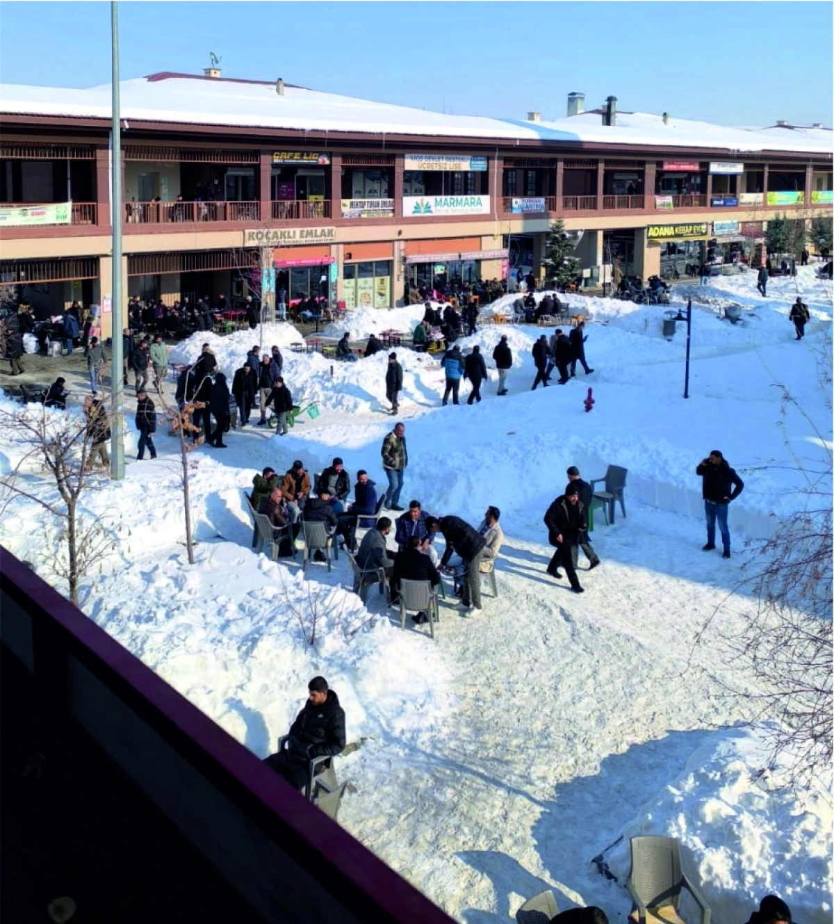 ERCİŞ&rsquo;TE KAR  DUVARI İ&Ccedil;İNDE  &Ccedil;AY KEYFİ