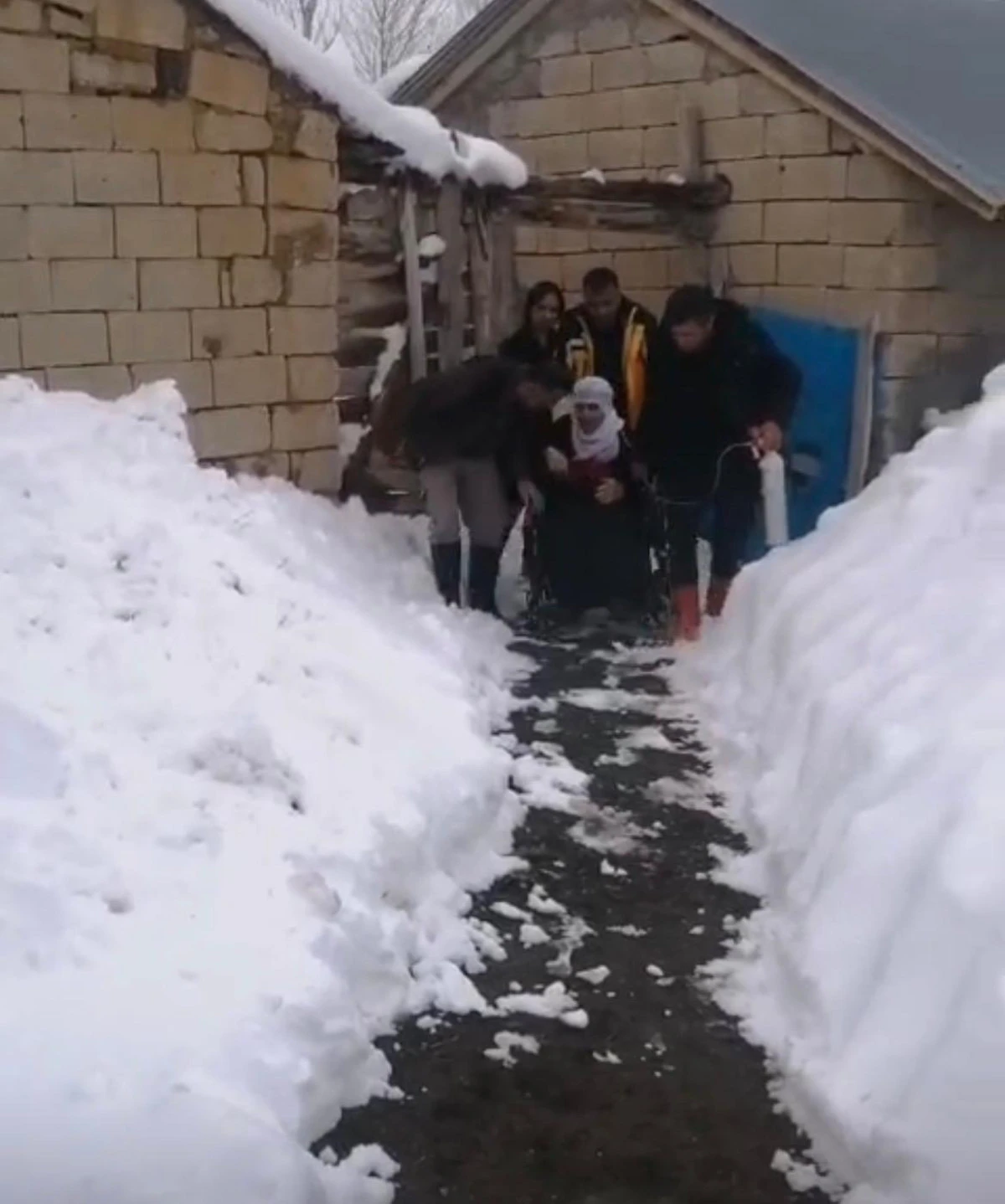 Erciş&rsquo;te Kar Engeline Hızlı M&uuml;dahale: Doluca Mahallesi&rsquo;nin Yolu A&ccedil;ıldı, Hasta Hastaneye Ulaştırıldı