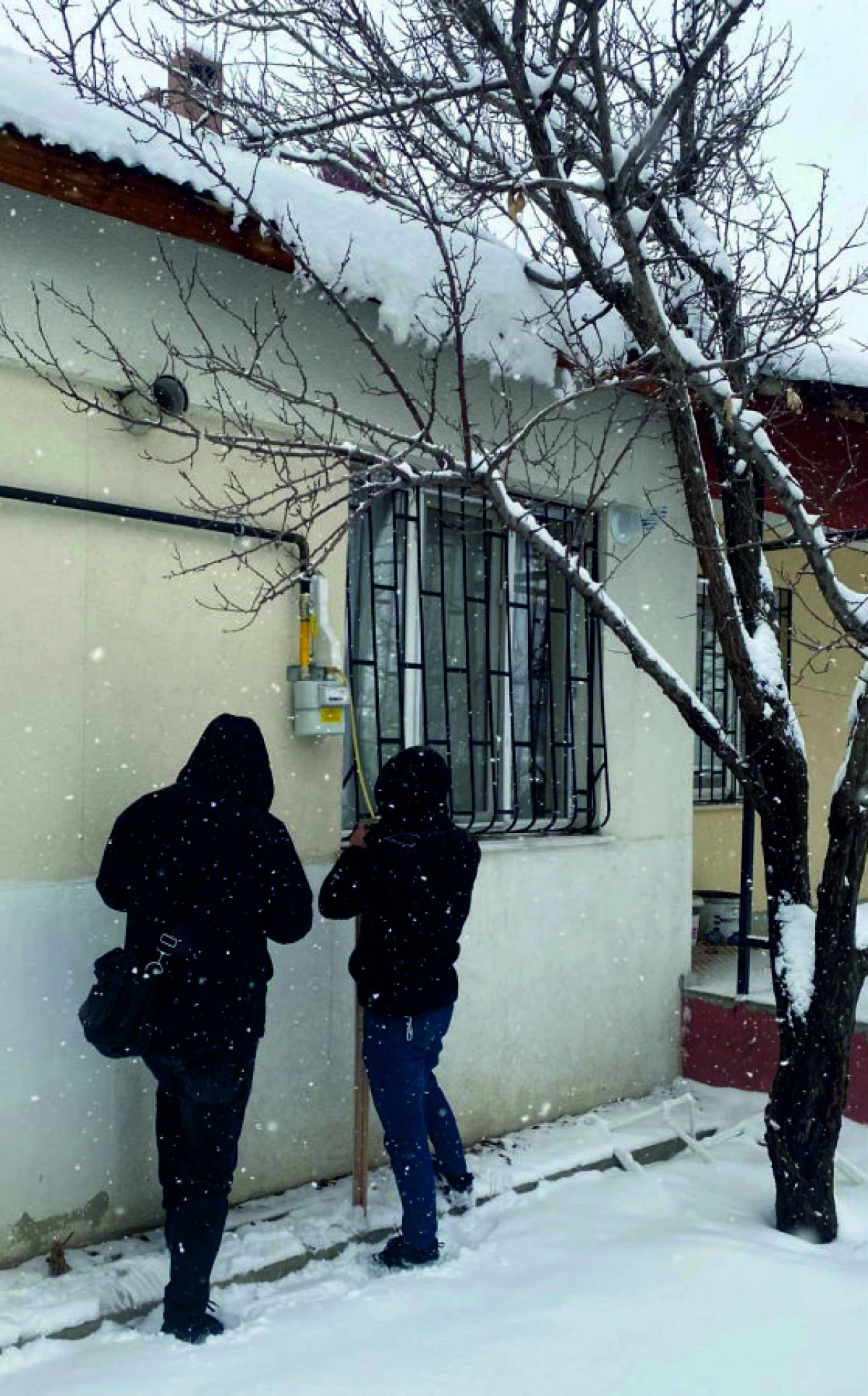 ERCİŞ&rsquo;TE KAR KIŞA  RAĞMEN EVLERE DOĞAL GAZ  VERİLMEYE DEVAM EDİYOR