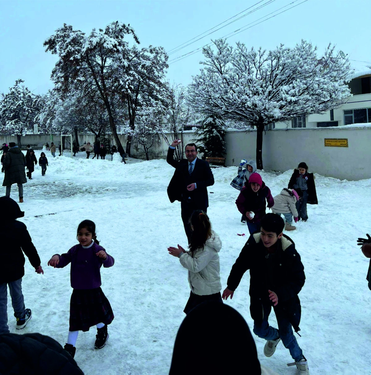 Erciş&rsquo;te Kar Sevinci Okul Bah&ccedil;elerine Taştı