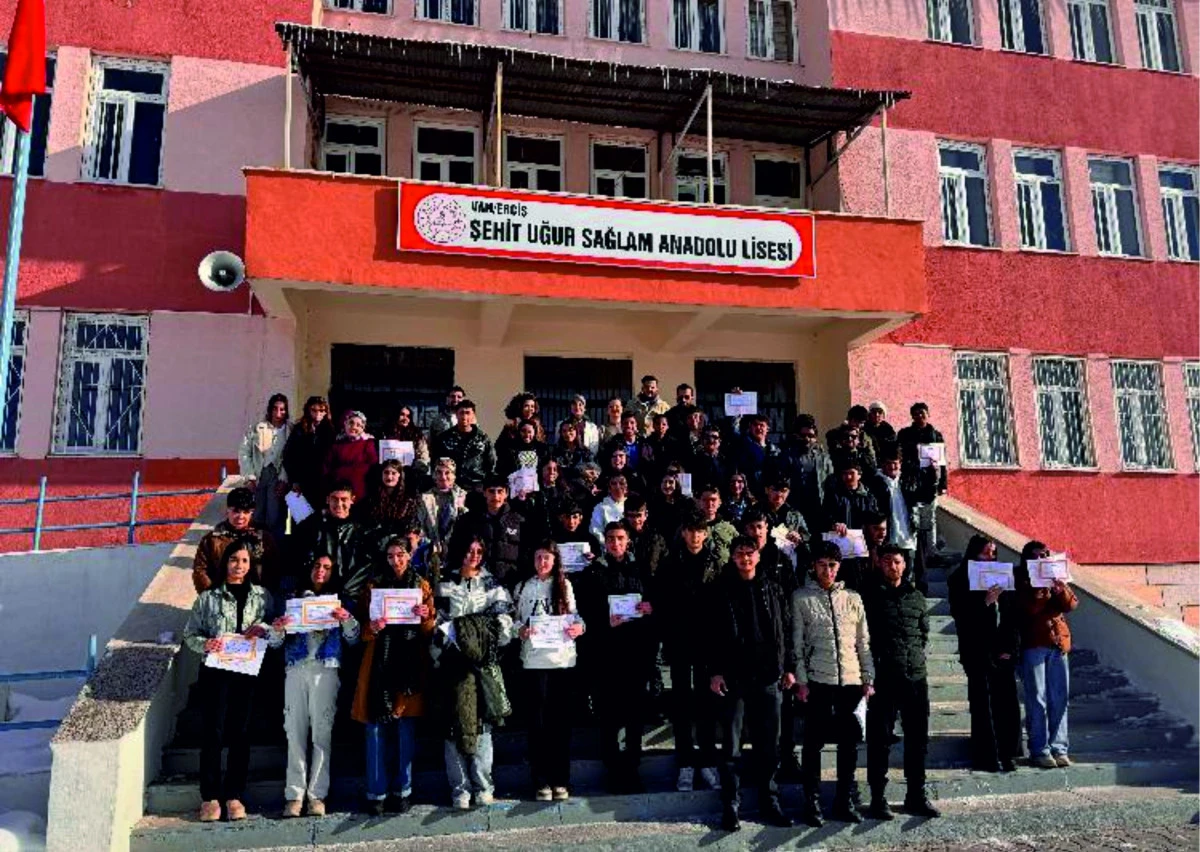 Erciş&rsquo;te Karne Heyecanı: &Ouml;ğrenciler ve Veliler B&uuml;y&uuml;k Sevin&ccedil; Yaşadı