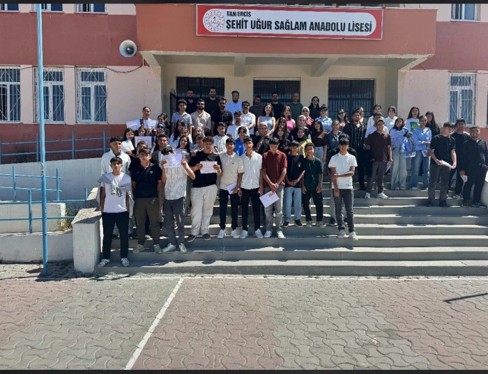 Erciş&rsquo;te Karne Sevinci: Binlerce &Ouml;ğrenci Yaz Tatiline Girdi