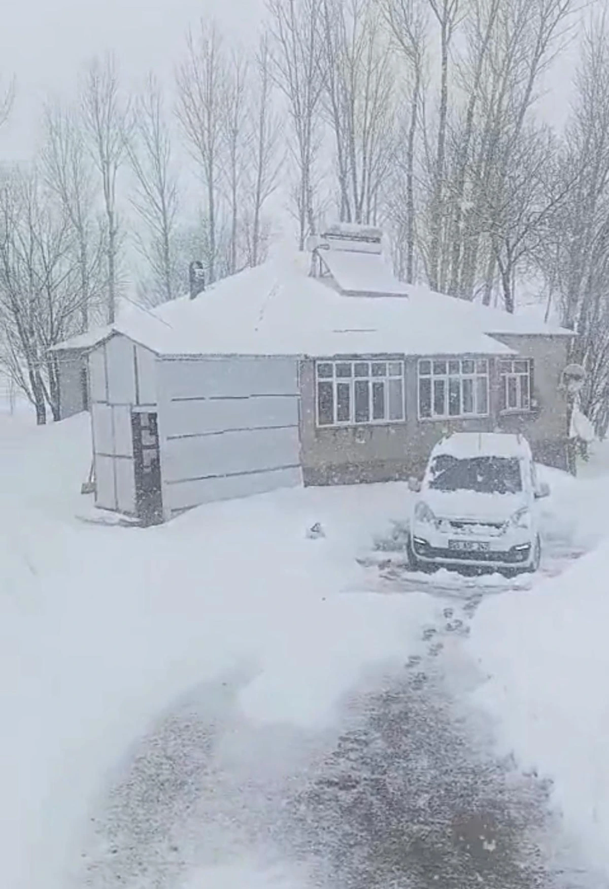 Erciş&rsquo;te Kırsalda Kar Yağışı S&uuml;r&uuml;yor, Merkezde Karla Karışık Yağmur Etkili