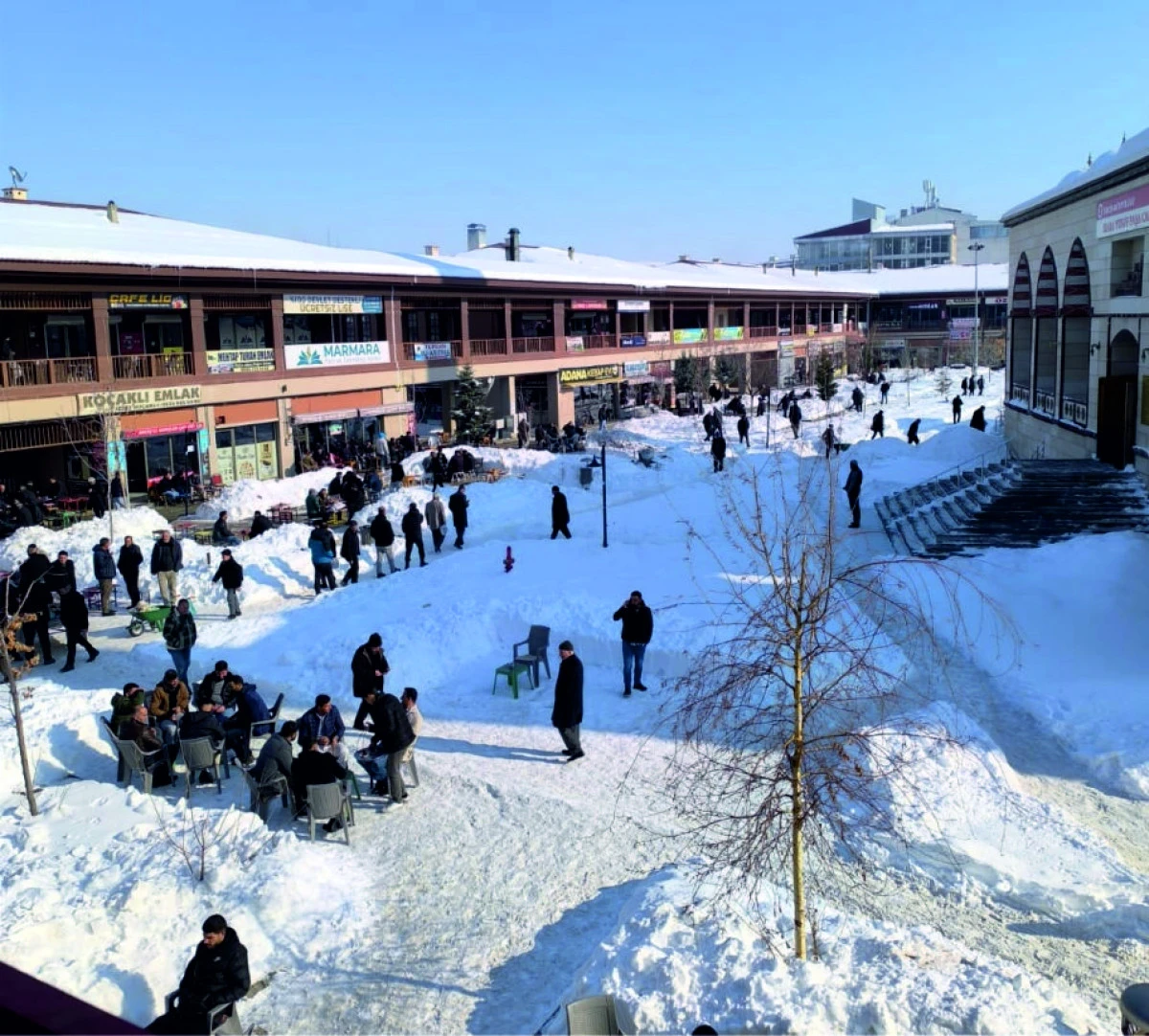 ERCİŞ&rsquo;TE KIŞ SERT  Y&Uuml;Z&Uuml;N&Uuml; G&Ouml;STERDİ:  YAĞAN KAR HAYATI DURDURDU