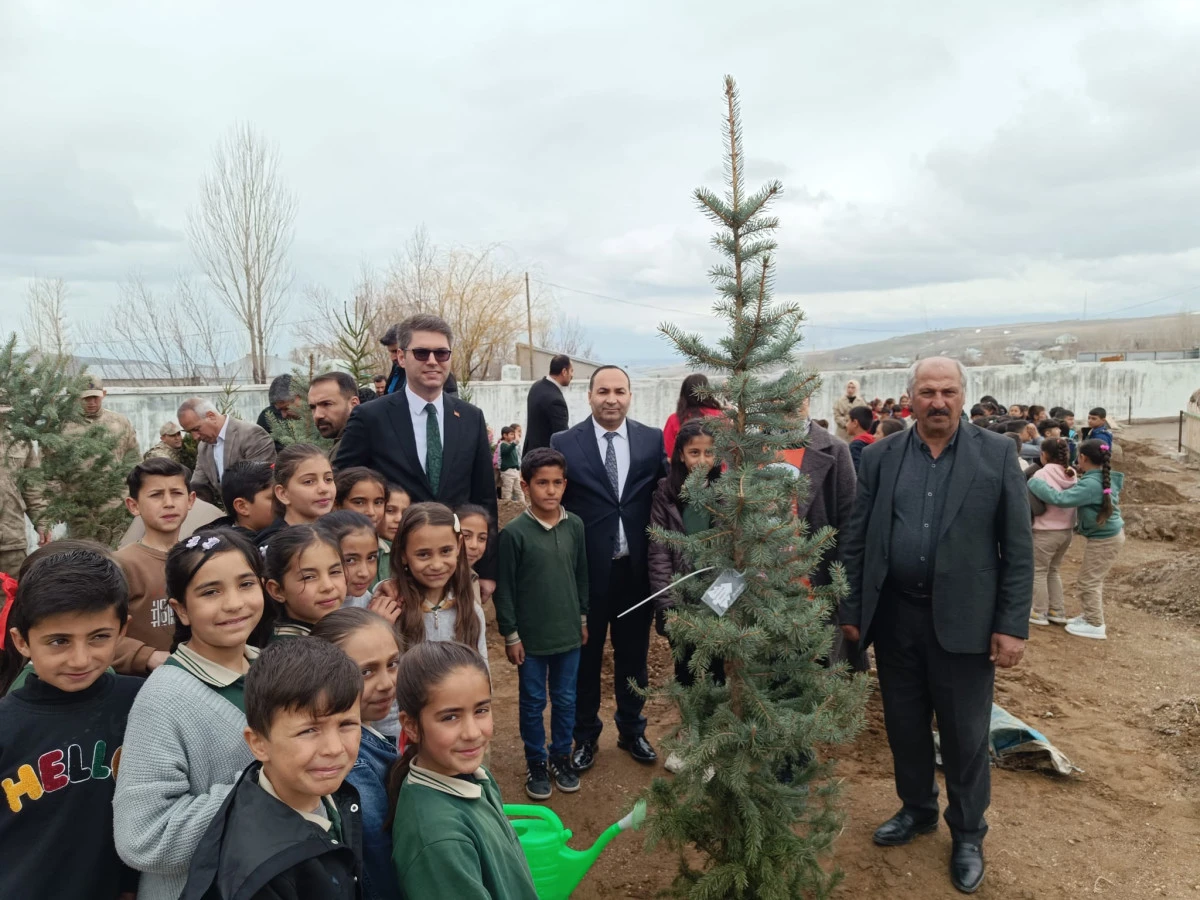 Erciş&rsquo;te &ldquo;K&ouml;klerden Geleceğe&rdquo; Fidan Dikme Etkinliği Yoğun Katılımla Ger&ccedil;ekleşti
