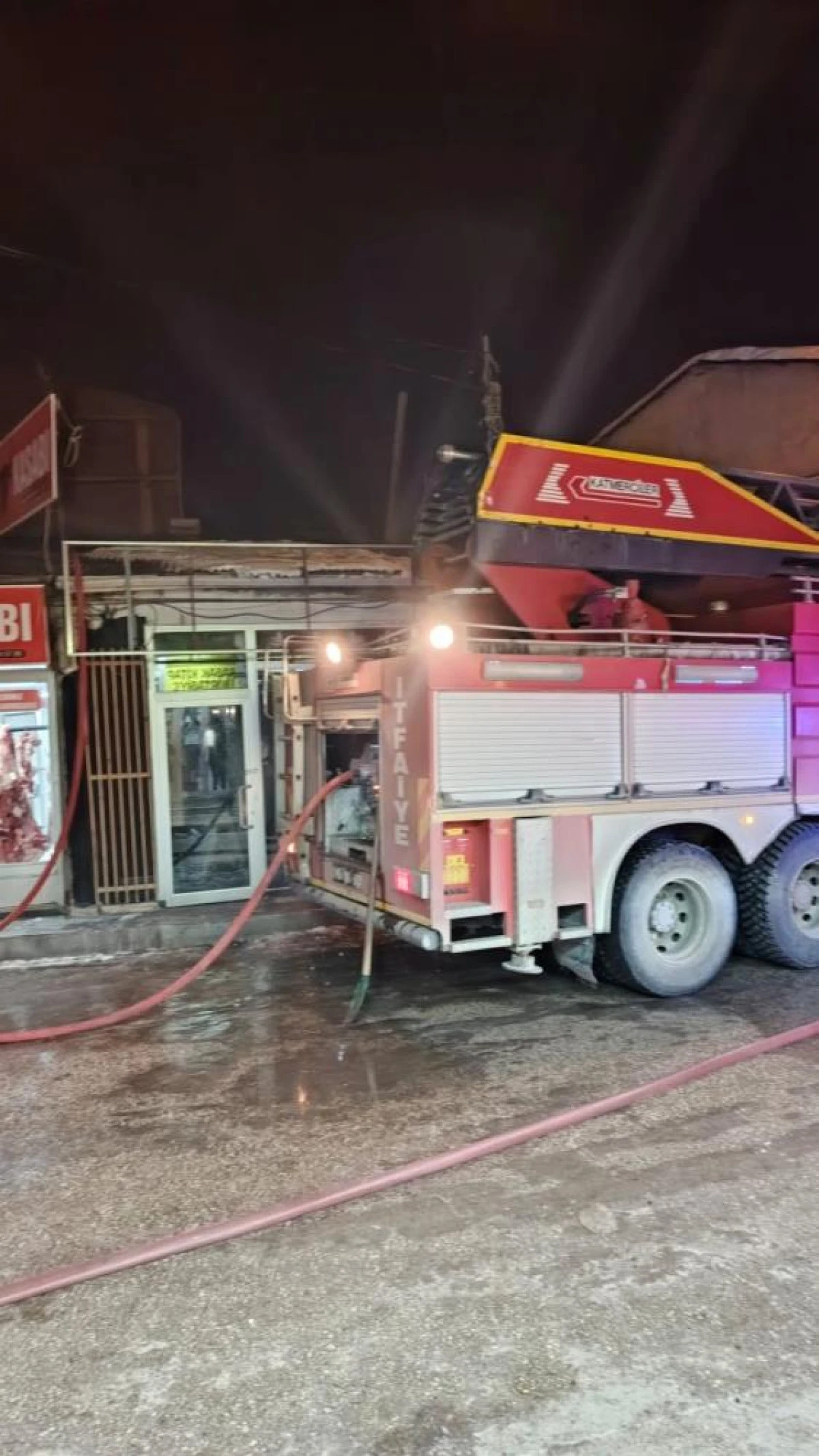 Erciş'te korkutan yangın: 5 iş yeri zarar g&ouml;rd&uuml;