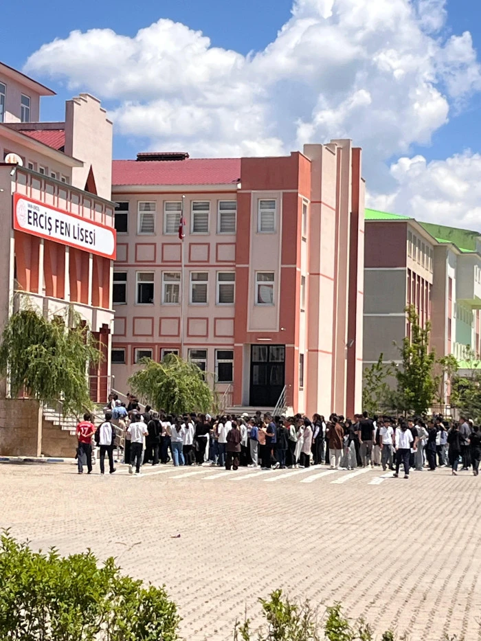 Erciş&rsquo;te LGS Heyecanı: &Ouml;ğrenciler Sınavda, Aileler Dışarıda Dua Ediyor