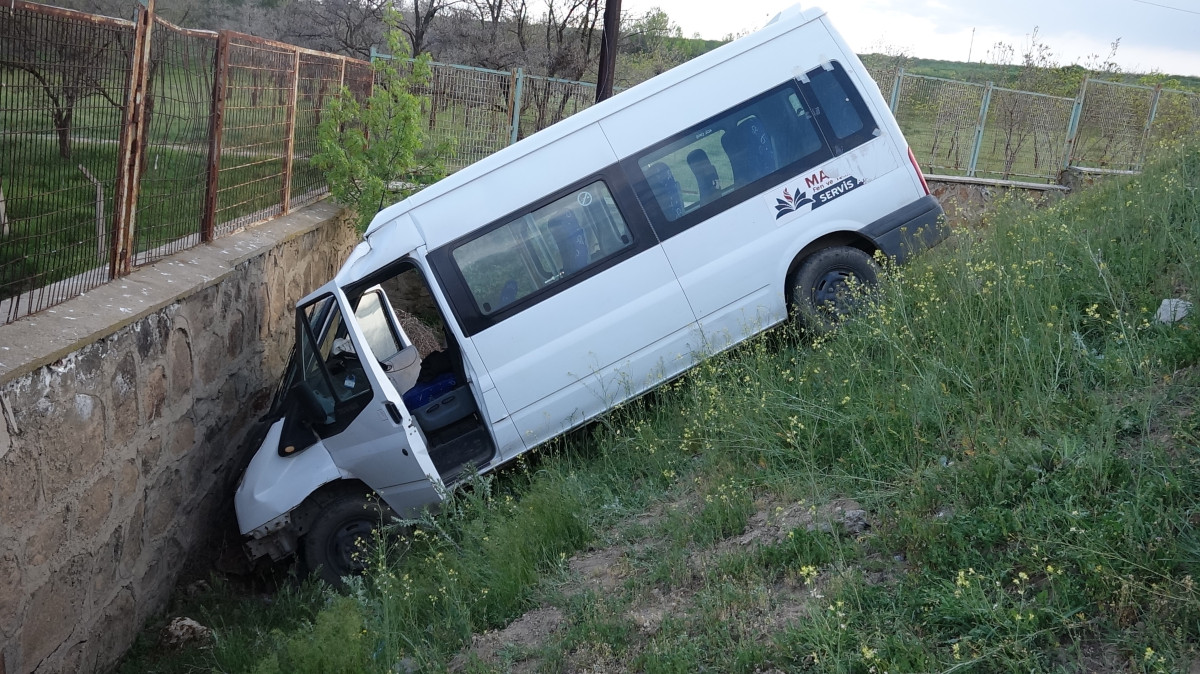 Erciş’te minibüs şarampole uçtu: 1 yaralı