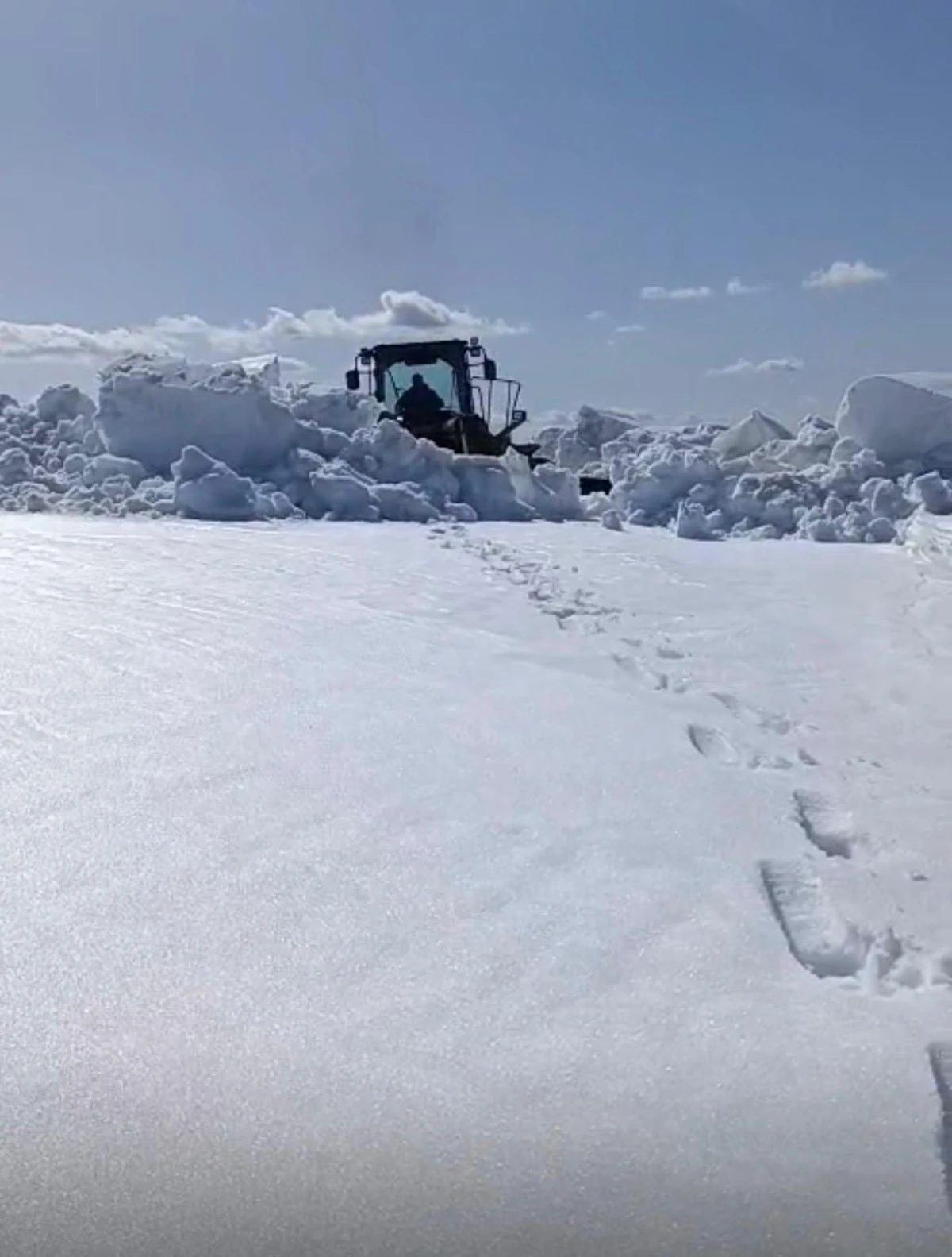 Erciş&rsquo;te Nisan Ortasında Kar Mesaisi