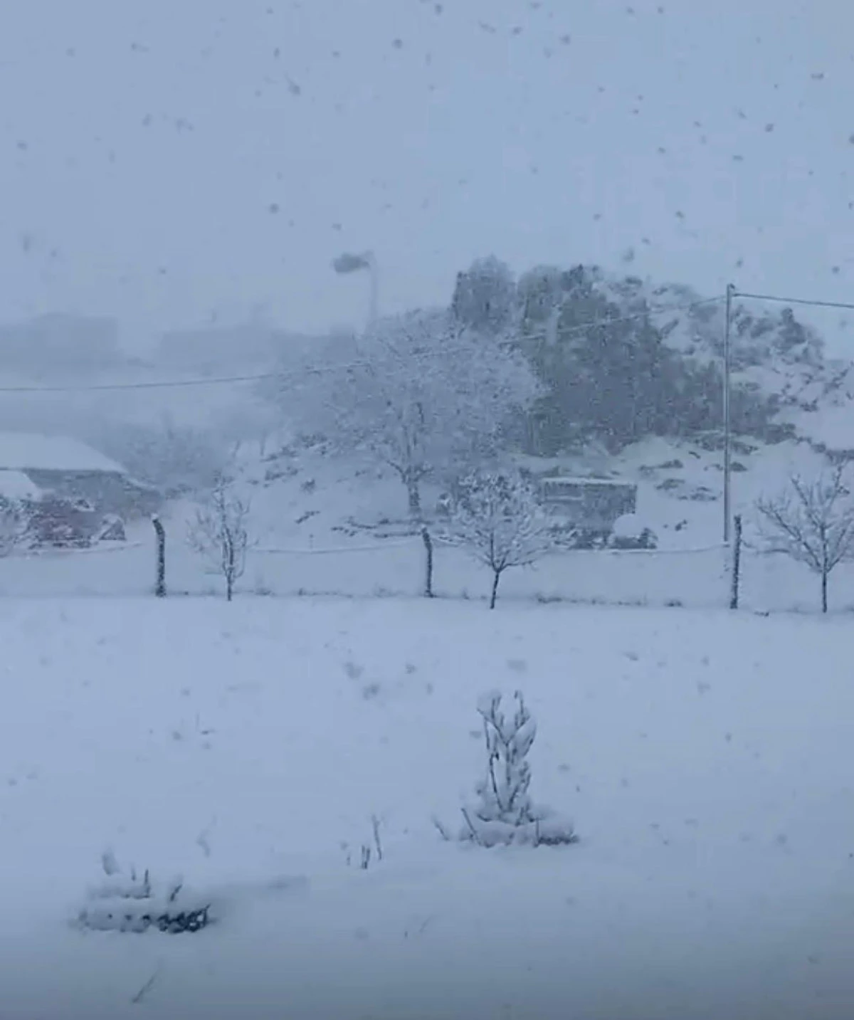 Erciş&rsquo;te Nisan Ortasında Kar S&uuml;rprizi: Kış Geri D&ouml;nd&uuml;