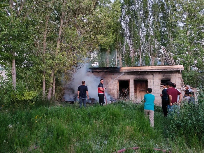 Erciş'te odunluk yangını