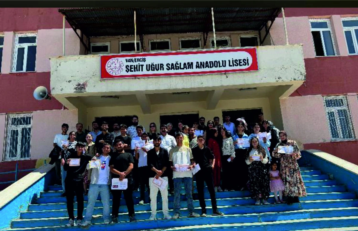 Erciş'te öğrencilerin karne heyecanı