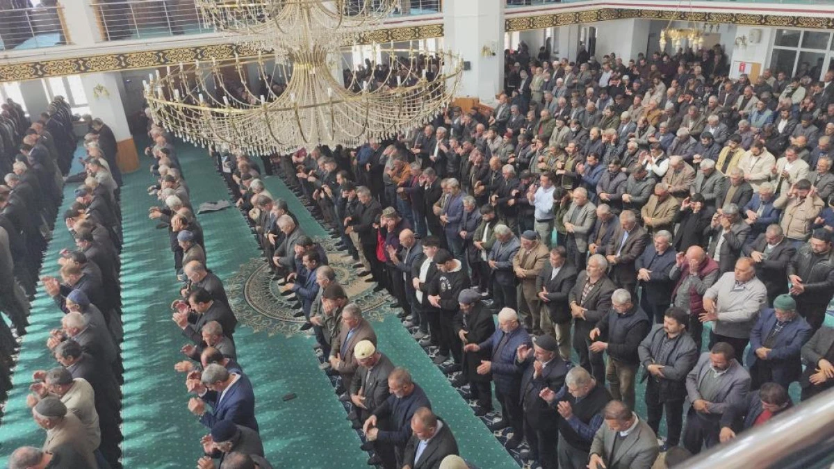 Erciş'te &ouml;ğretmen ve &ouml;ğrenciler i&ccedil;in gıyabi cenaze namazı kılındı