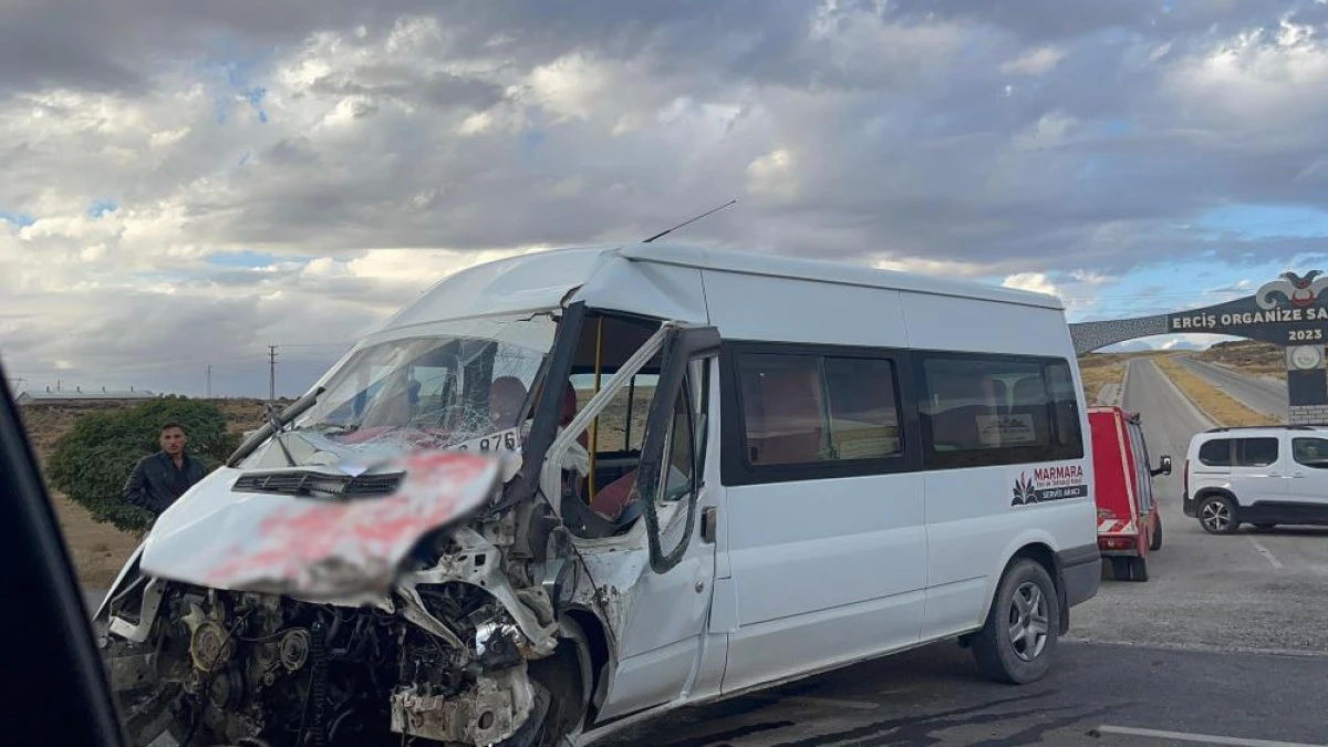 Erciş'te okul servisiyle tır çarpıştı: 15 yaralı