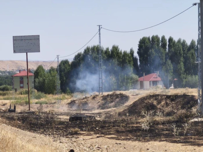 Erciş'te &ouml;rt&uuml; &uuml;st&uuml; yangını