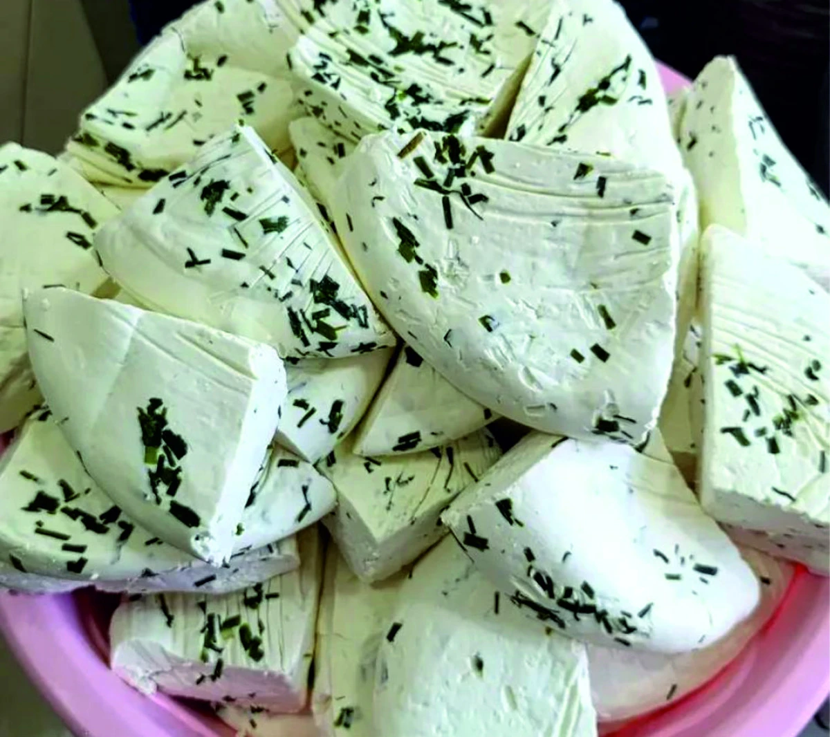 ERCİŞ’TE OTLU PEYNİR  FİYATI 600 TL’Yİ GÖRDÜ 