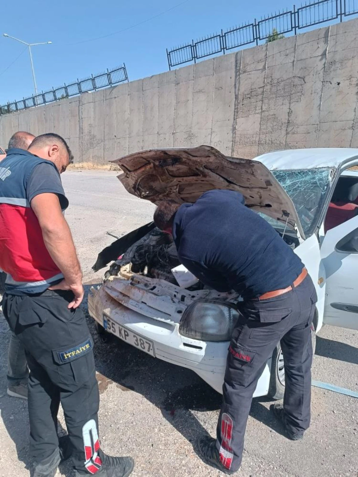  Erciş&rsquo;te otomobil istinat duvarından d&uuml;şt&uuml;; 1 yaralı
