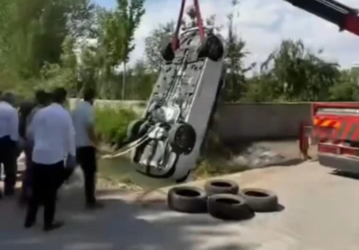 Erciş'te otomobil su kanala uçtu: 3 yaral