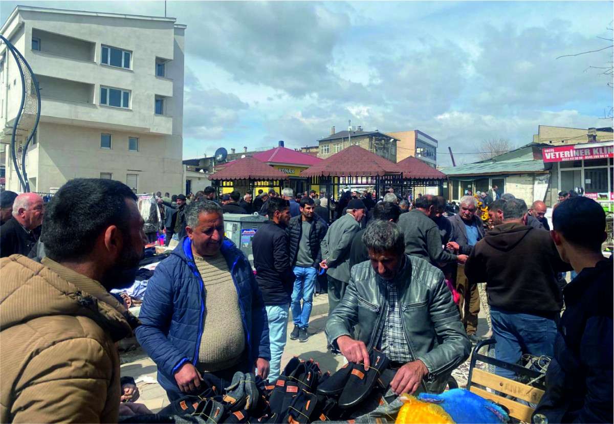 ERCİŞ'TE RAMAZAN BAYRAMI  ÖNCESİ ALIŞVERİŞ YOĞUNLUĞU