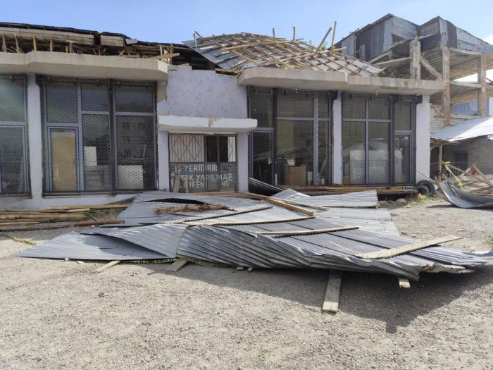 Erciş'te rüzgar çatıları uçurdu, 3 araç hasar gördü