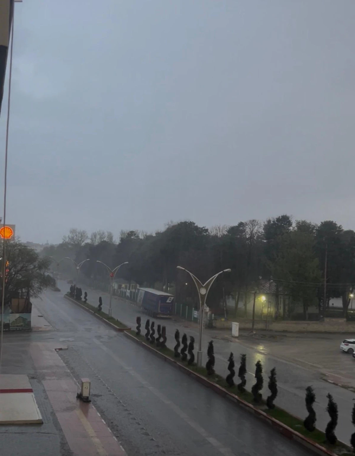 Erciş&rsquo;te Sabahı Sağanak ve G&ouml;k G&uuml;r&uuml;lt&uuml;s&uuml; Bastı