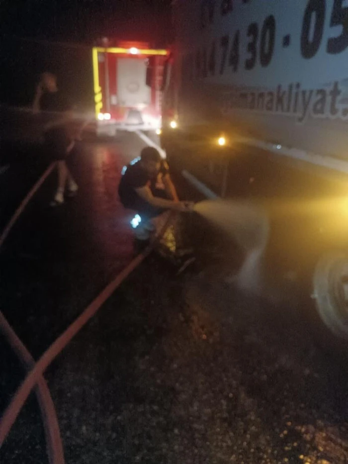 Erciş'te seyir halindeki tırda çıkan yangına itfaiye müdahale etti