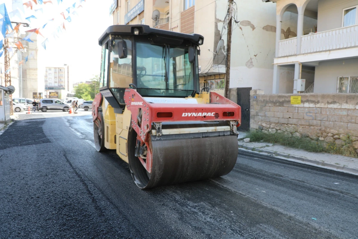 Erciş&rsquo;te Sokak Asfalt &Ccedil;alışmaları Devam Ediyor