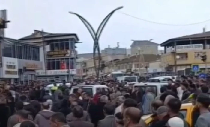 Erciş&rsquo;te taşlı sopalı kavga: 3 yaralı