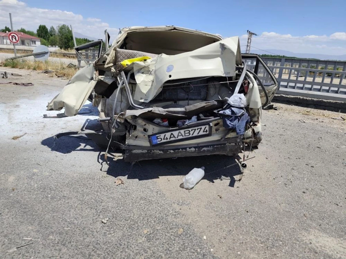 Erciş’te tır otomobile çarptı; 4 yaralı