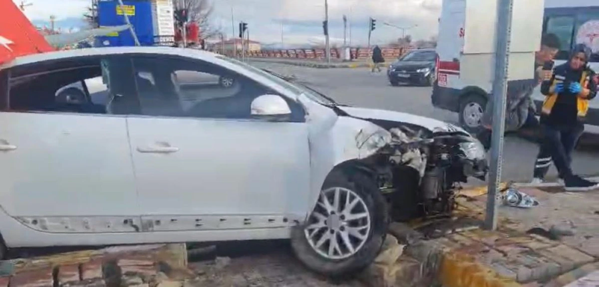 Erciş&rsquo;te trafik kazası: 1 yaralı