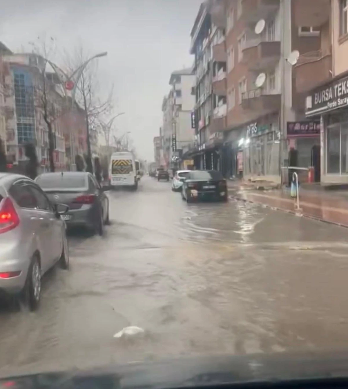 Erciş&rsquo;te Yağmur &Ccedil;ilesi: Vanyolu Caddesi Yine Sular Altında