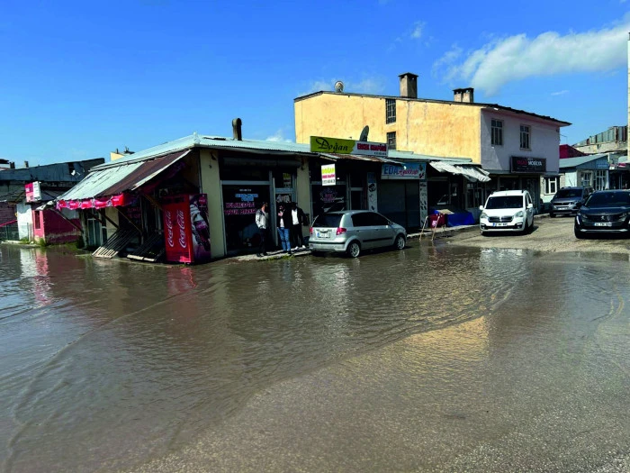 Erciş&rsquo;te Yağmur Esnafı Vurdu Bayram &Ouml;ncesi Zor G&uuml;n