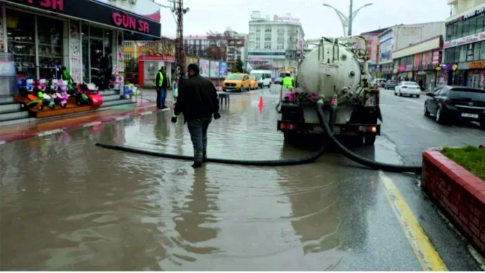 Erciş&rsquo;te Yağmur Suyu Hatları Temizleniyor: Belediye Ekipleri Sahada