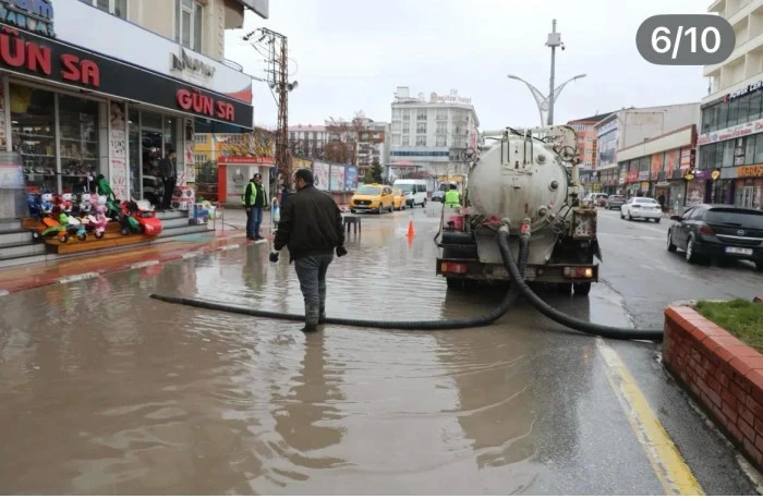 Erciş&rsquo;te Yağmur Suyu Hatları Temizleniyor: Belediye Ekipleri Sahada