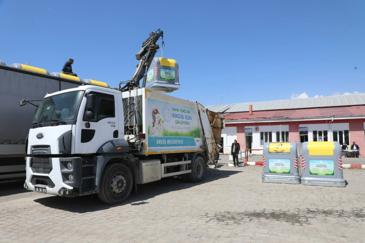 Erciş&rsquo;te Yeni TOKİ ve Sitelere Modern &Ccedil;&ouml;p Konteynerleri Yerleştiriliyor