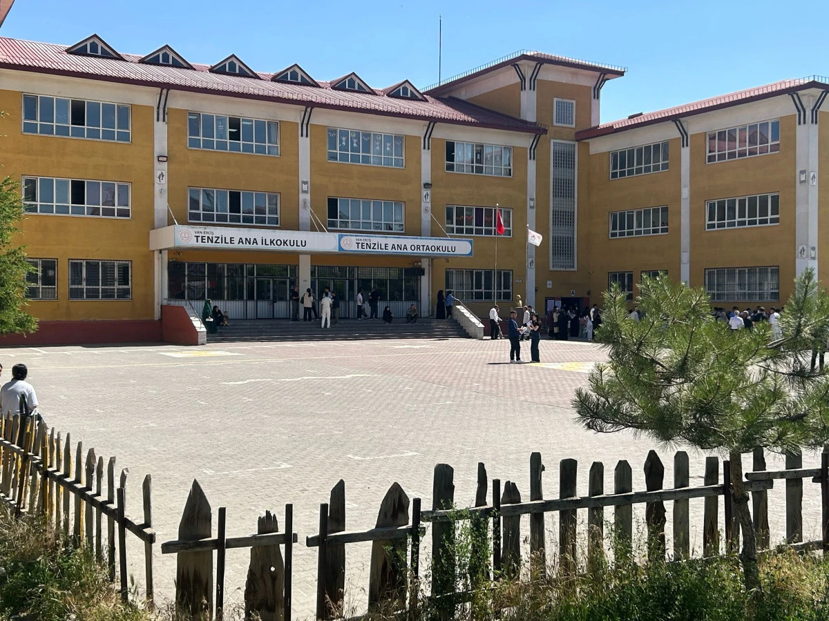 Erciş&rsquo;te YKS Heyecanı Başladı: G&ouml;zler Sınav Saatinde