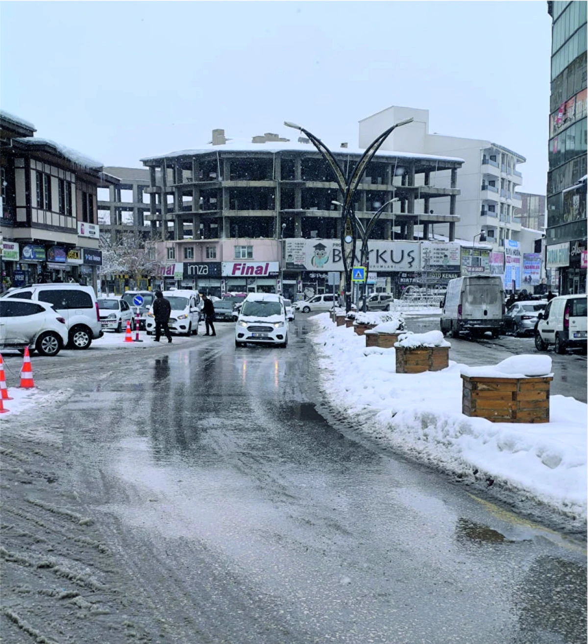 ERCİŞ&rsquo;TE YOĞUN KAR  YAĞIŞI HAYATI OLUMSUZ  ETKİLEMEYE DEVAM EDİYOR