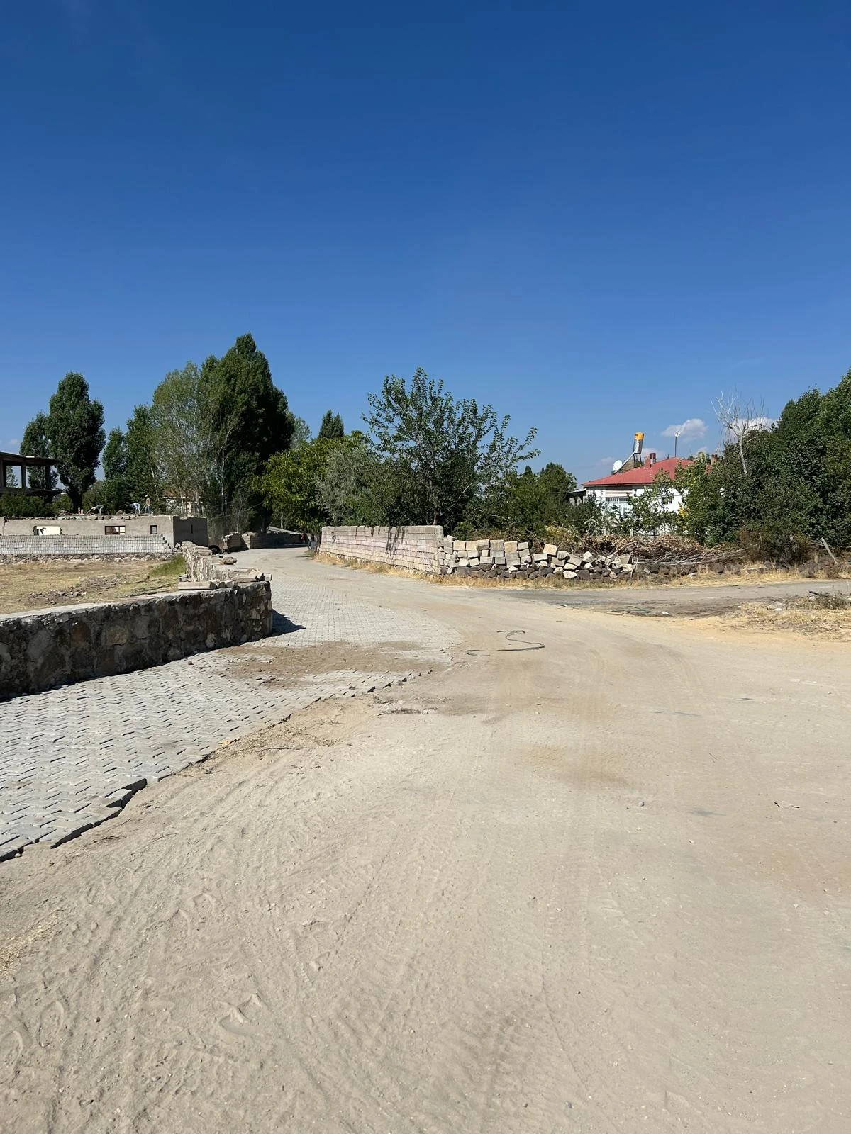Erciş&rsquo;te Yol &Ccedil;alışmaları S&uuml;r&uuml;yor