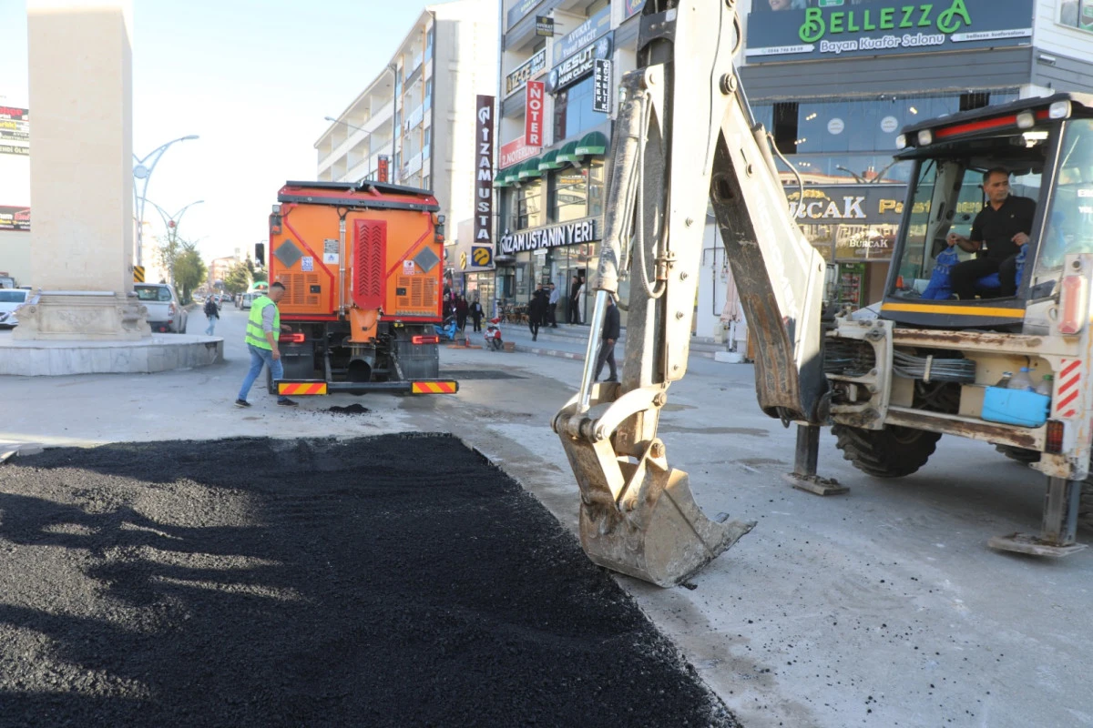 Erciş&rsquo;te Yol &Ccedil;alışmalarına Makine Desteği