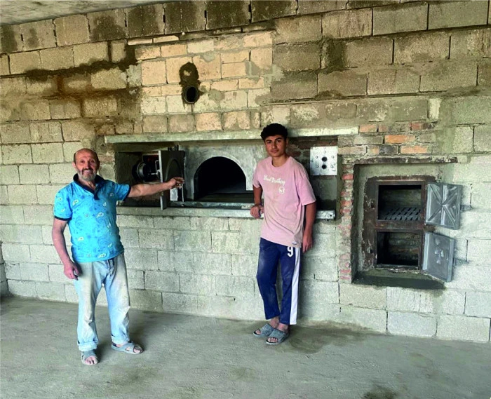ERCİŞ‘TEKİ KARA FIRINLAR TRABZONLU USTANIN ELİYLE ŞEKİLLENİYOR
