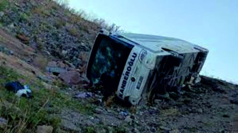 Erzurum'da yolcu otobüsü şarampole devrildi: 3 ölü, 22 yaralı