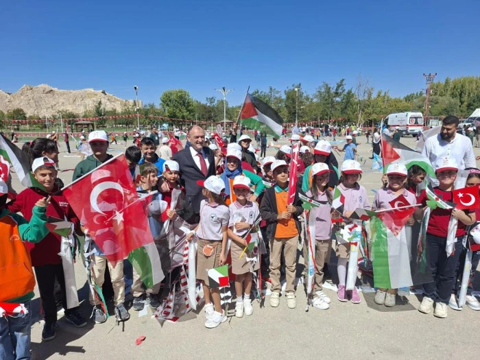 Gazzeli &ccedil;ocuklar i&ccedil;in u&ccedil;urtmalar g&ouml;ky&uuml;z&uuml;yle buluştu