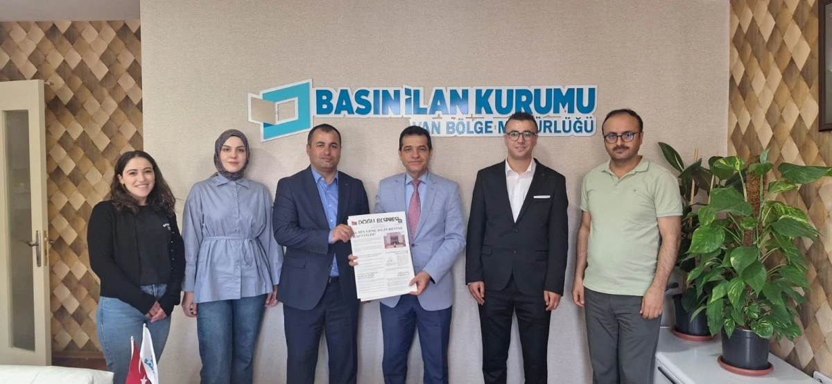 GELECEĞİN MANŞETLERİNİ ATIP BİRİNCİ  OLDULAR, &Ouml;D&Uuml;LL&Uuml; GAZETEYİ BİK&rsquo;E SUNDULAR