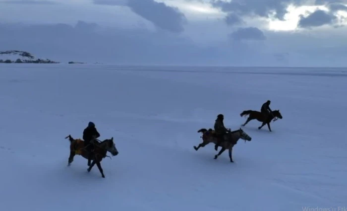 Gen&ccedil;ler atları buz tutan &Ccedil;ıldır G&ouml;l'&uuml; &uuml;zerinde d&ouml;rtnala koştu