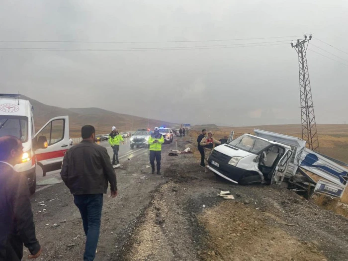 G&uuml;rpınar'da feci kaza: 3'&uuml; ağır 10 yaralı