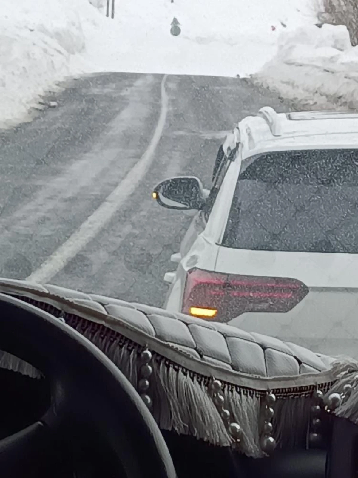 Hakkari-Van kara yoluna &ccedil;ığ d&uuml;şt&uuml;