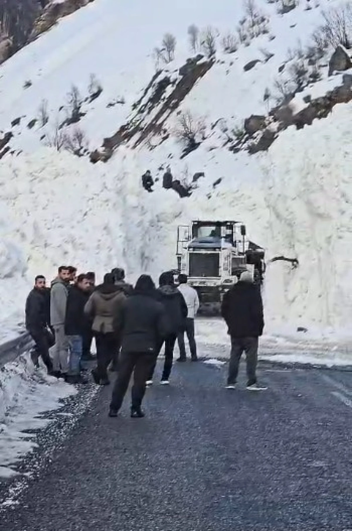 Hakk&acirc;ri-Van ve Şırnak yolunda &ccedil;ığ alarmı
