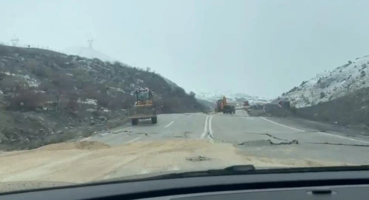 Hakkari-Van yolunda &ccedil;&ouml;kme: Ulaşım kontroll&uuml; sağlanıyor