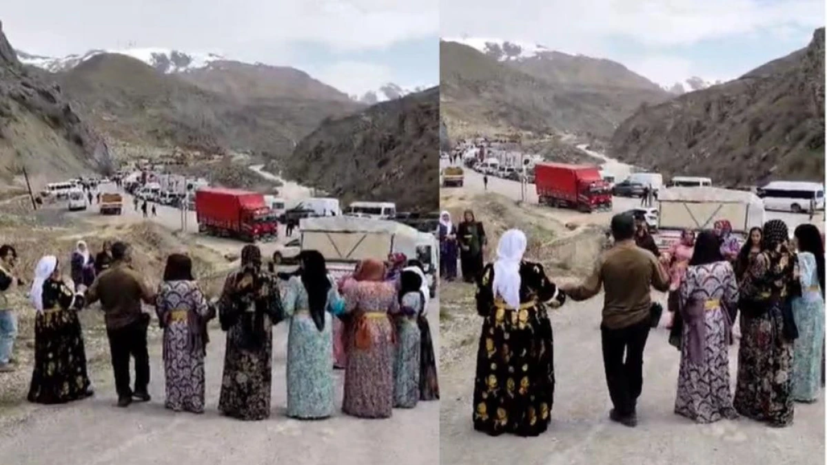 Hakkari-Van yolunda heyelan yolu kapattı, halay moral oldu