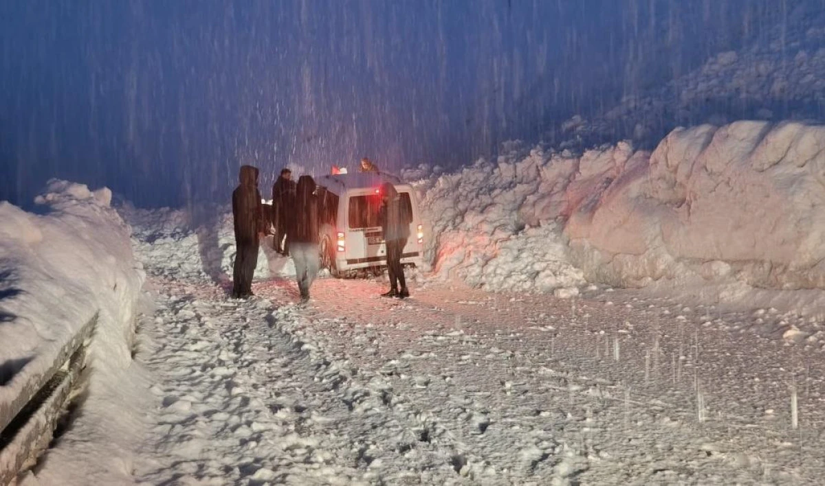 Hakkari-Van yolunda iki &ccedil;ığ arasında kalan 5 ara&ccedil; kurtarıldı